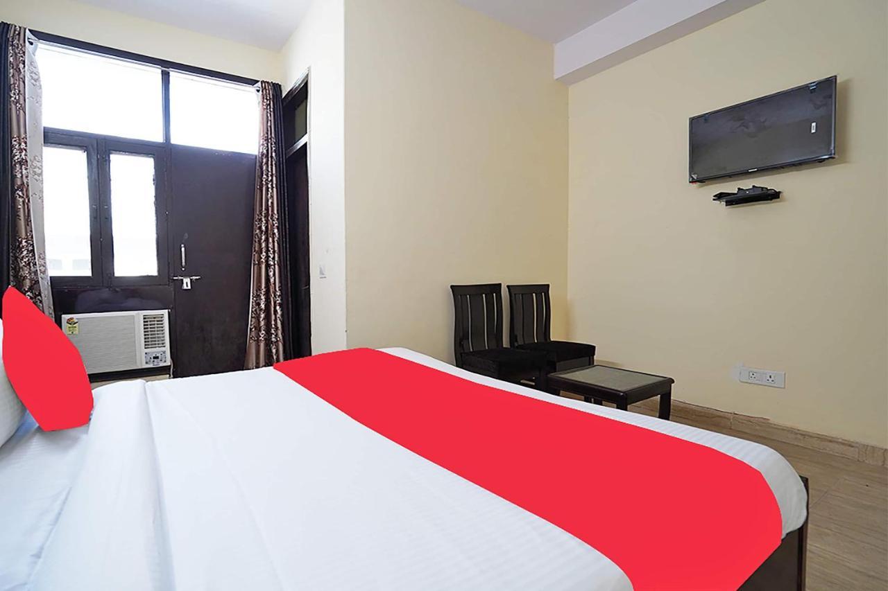 Oyo 46744 Hotel Yash New Delhi Bagian luar foto