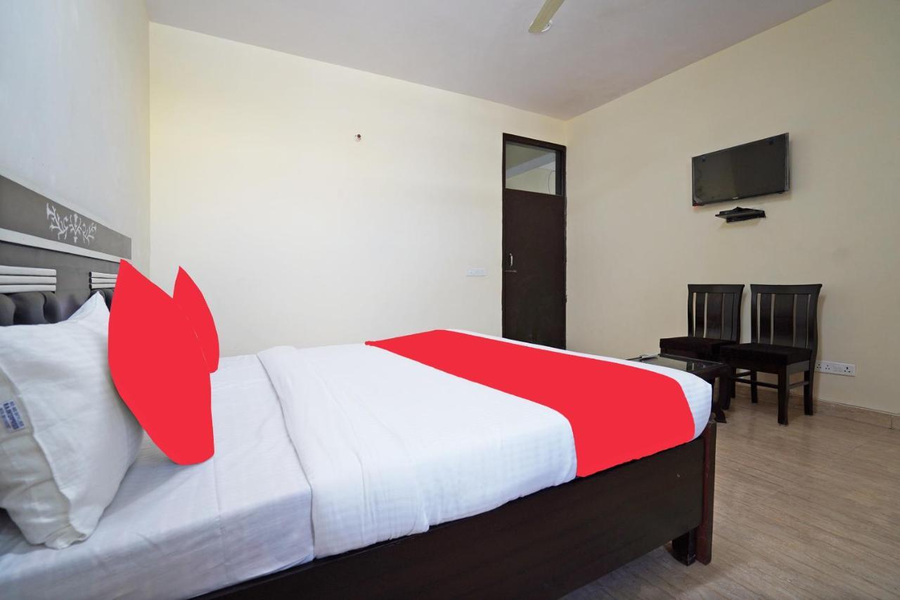 Oyo 46744 Hotel Yash New Delhi Bagian luar foto