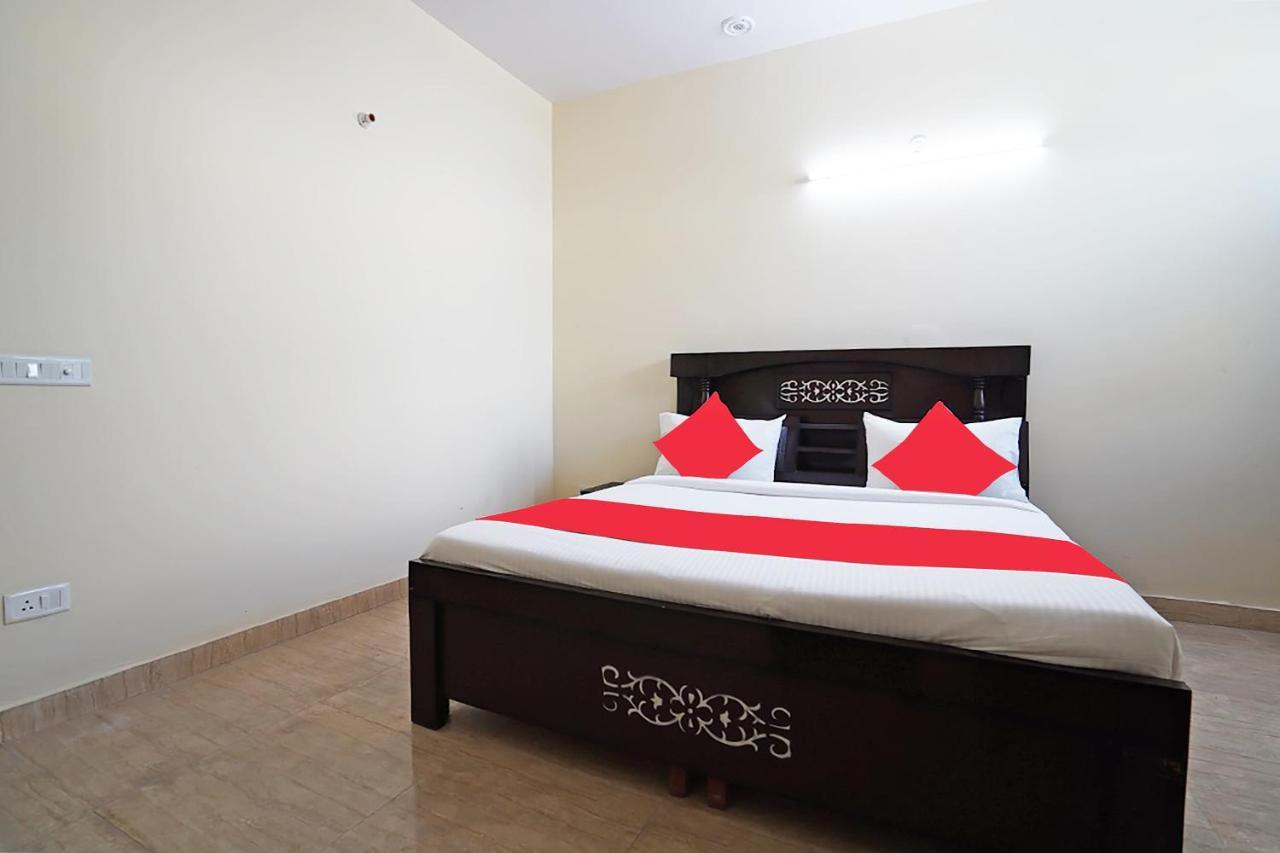 Oyo 46744 Hotel Yash New Delhi Bagian luar foto