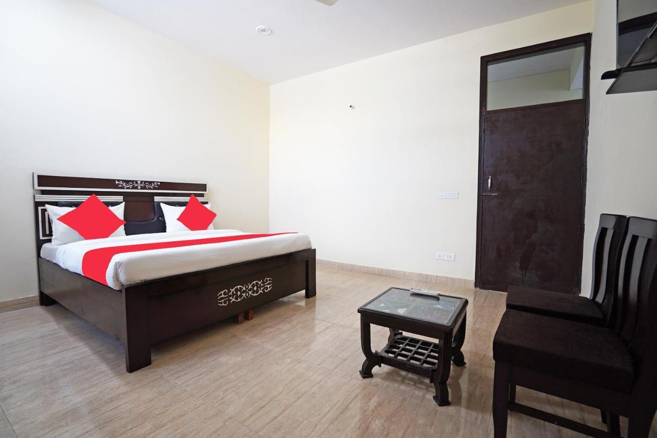 Oyo 46744 Hotel Yash New Delhi Bagian luar foto