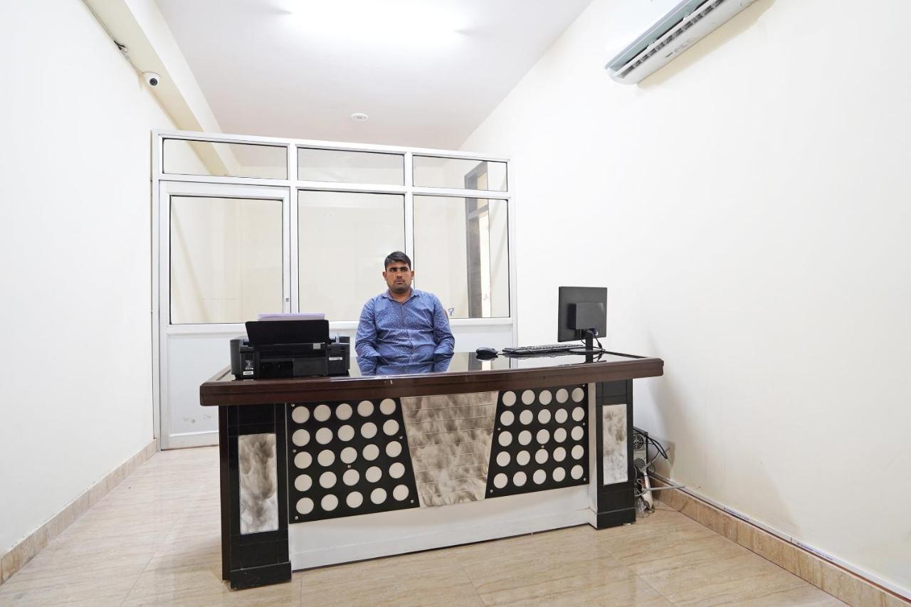 Oyo 46744 Hotel Yash New Delhi Bagian luar foto