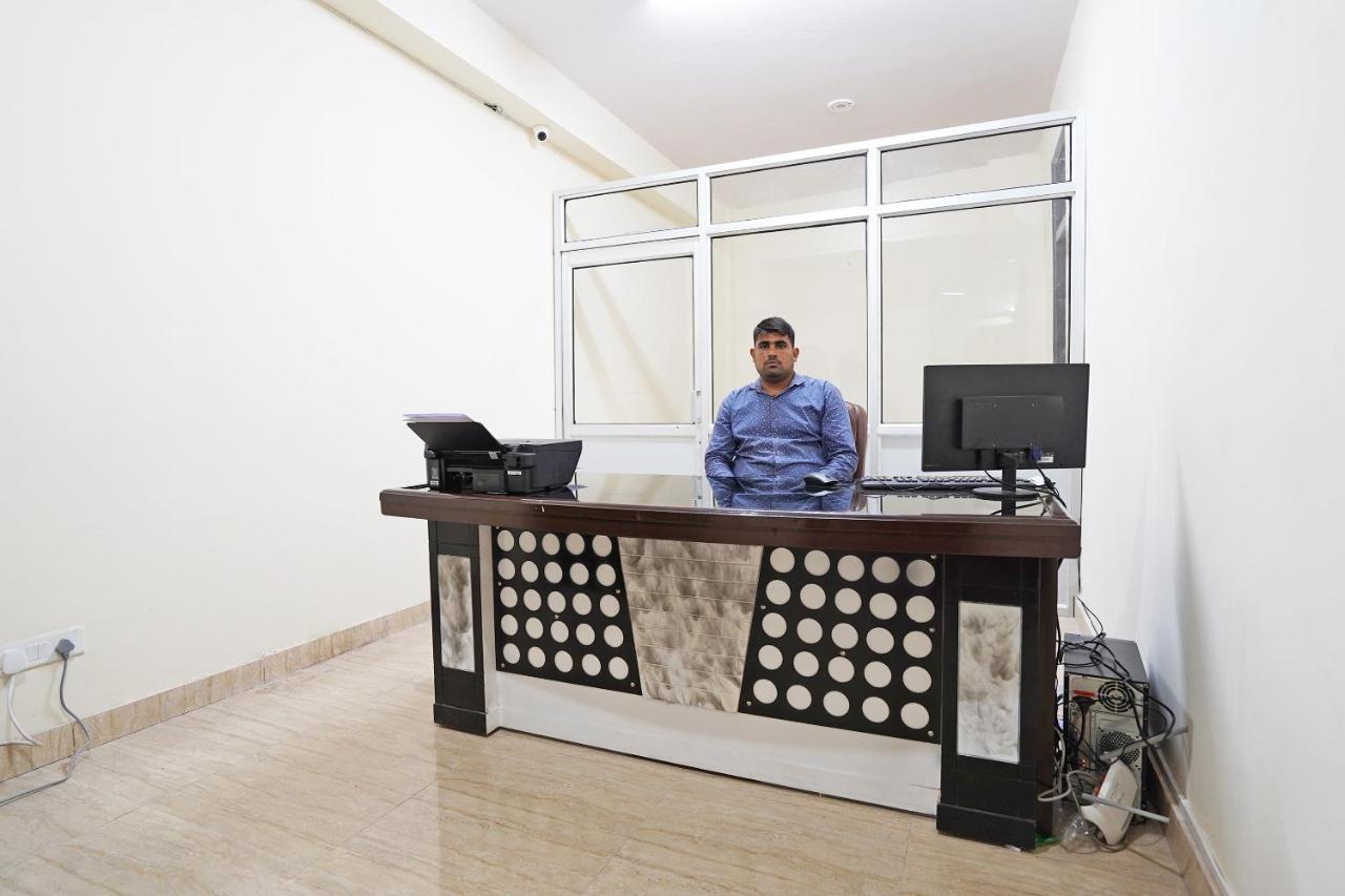Oyo 46744 Hotel Yash New Delhi Bagian luar foto