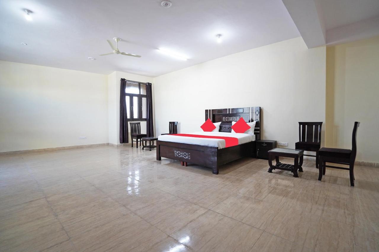 Oyo 46744 Hotel Yash New Delhi Bagian luar foto