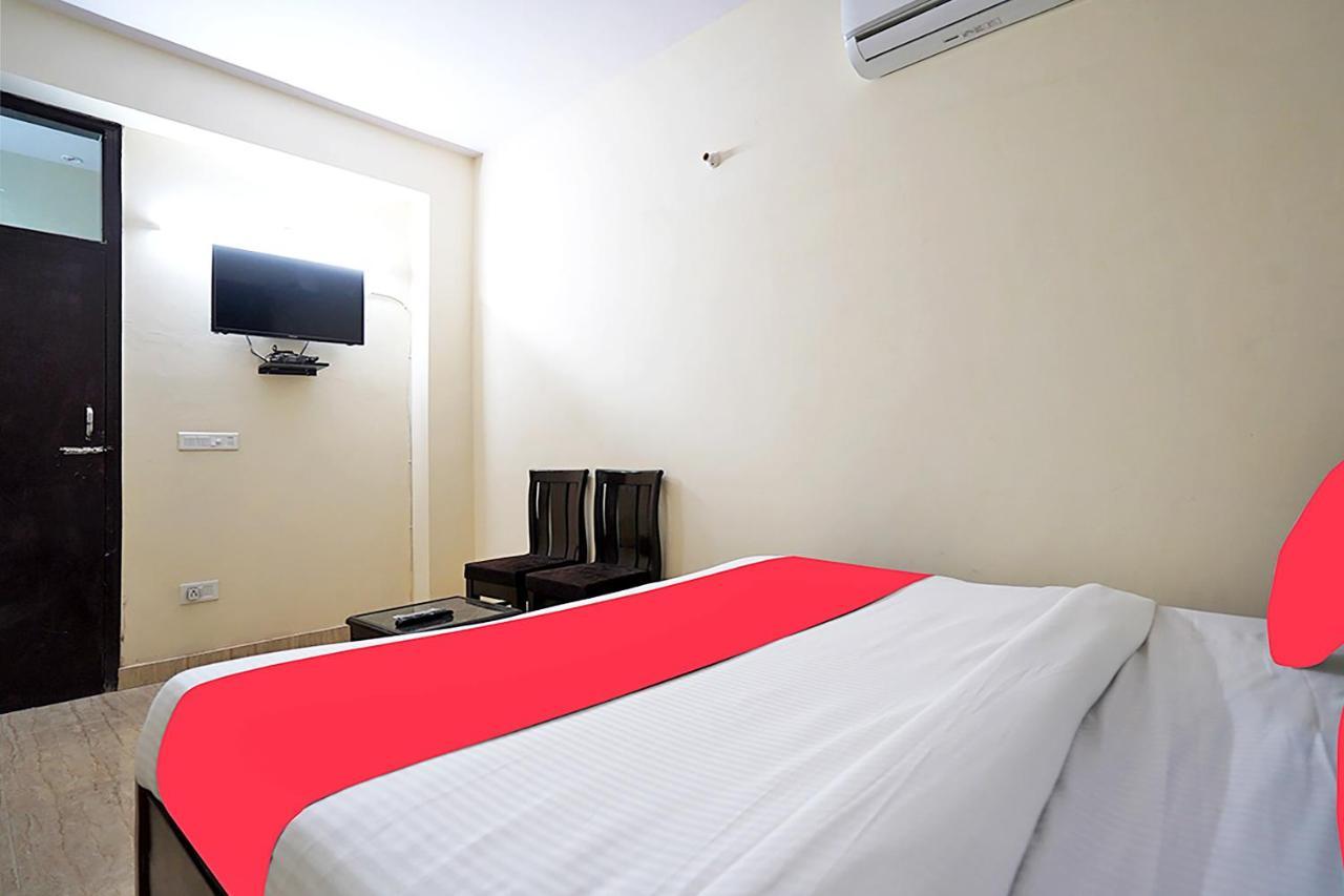 Oyo 46744 Hotel Yash New Delhi Bagian luar foto